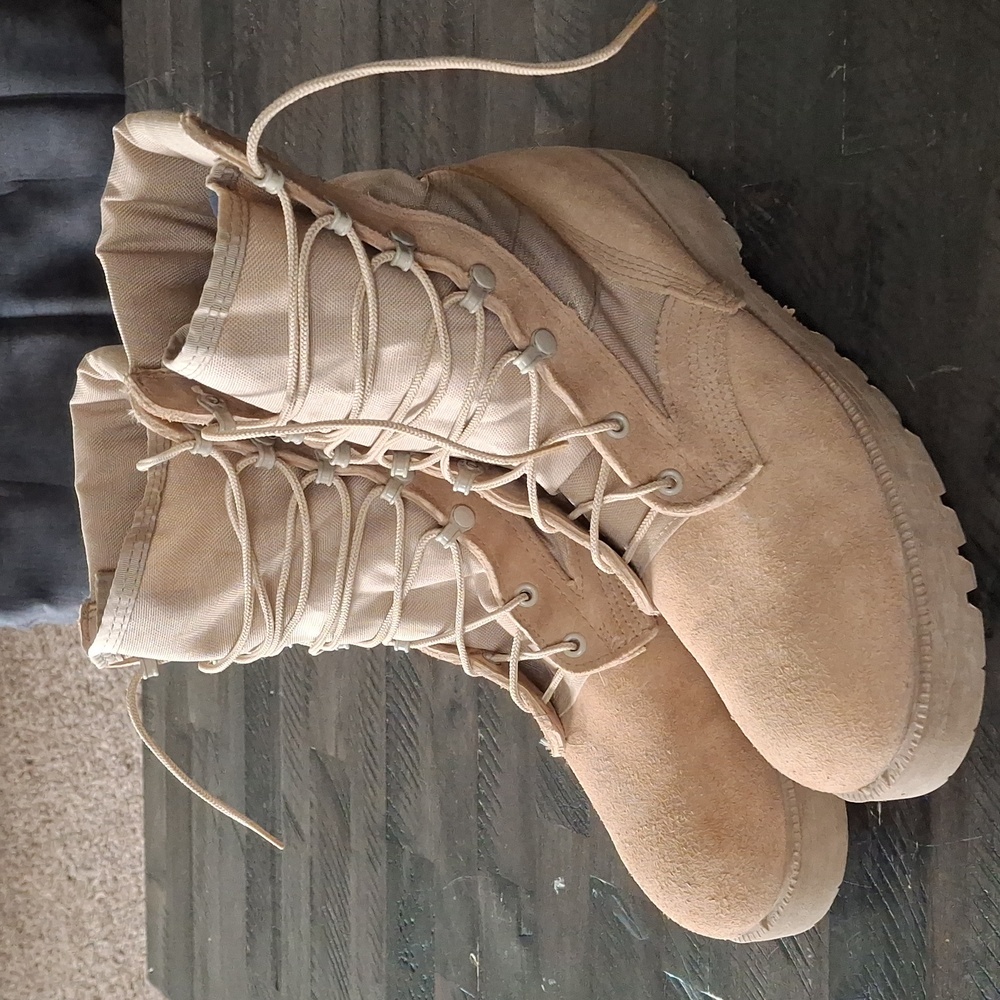 Army boots Size 10.5 R Altama, vibram